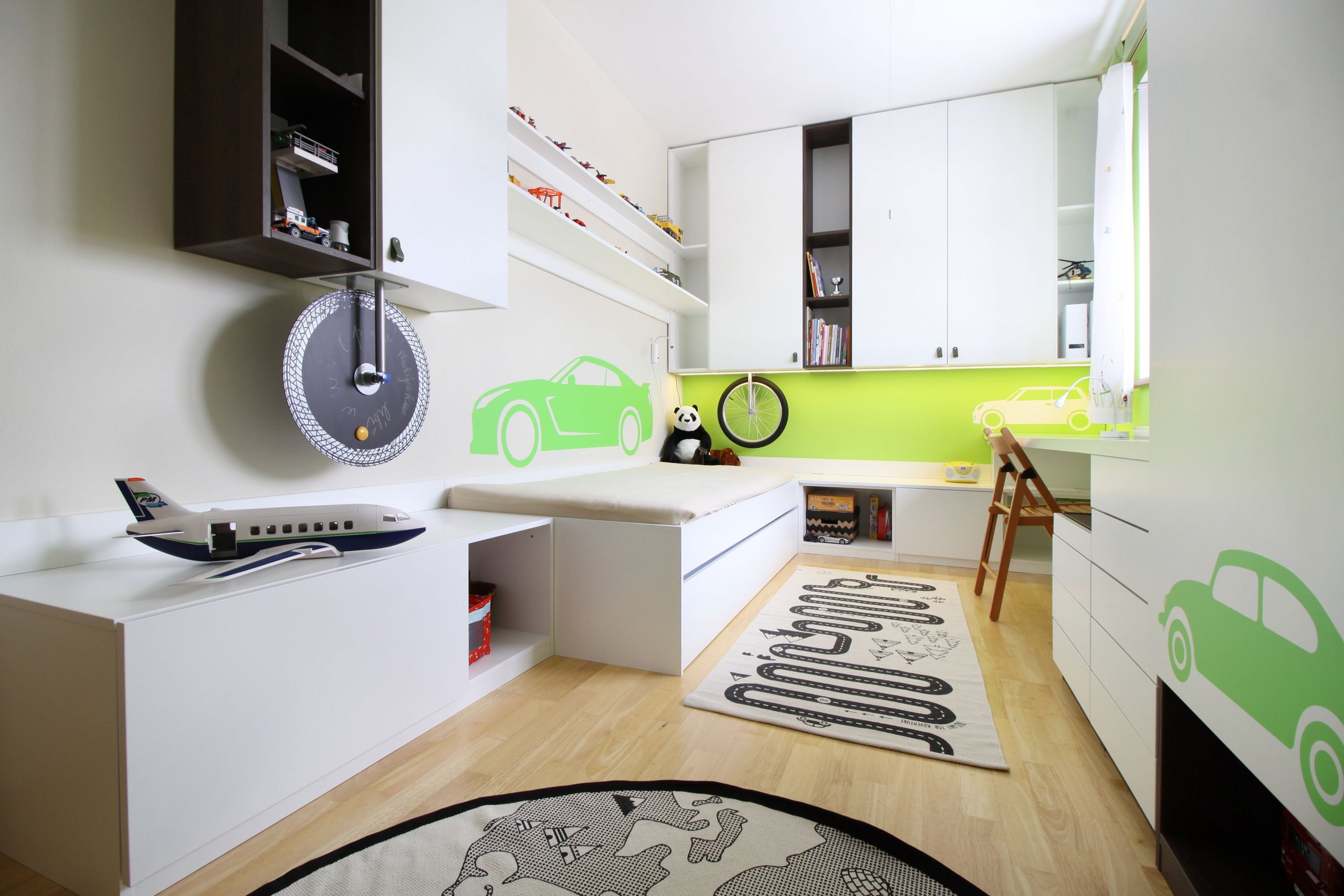 Pokojíček pro malého milovníka všeho, co jezdí. Velké království pro malého školáčka. Důraz kladem na úložné prostory. Barva na přání malého klienta :)
