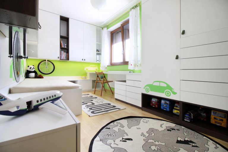 Pokojíček pro malého milovníka všeho, co jezdí. Velké království pro malého školáčka. Důraz kladem na úložné prostory. Barva na přání malého klienta :)
