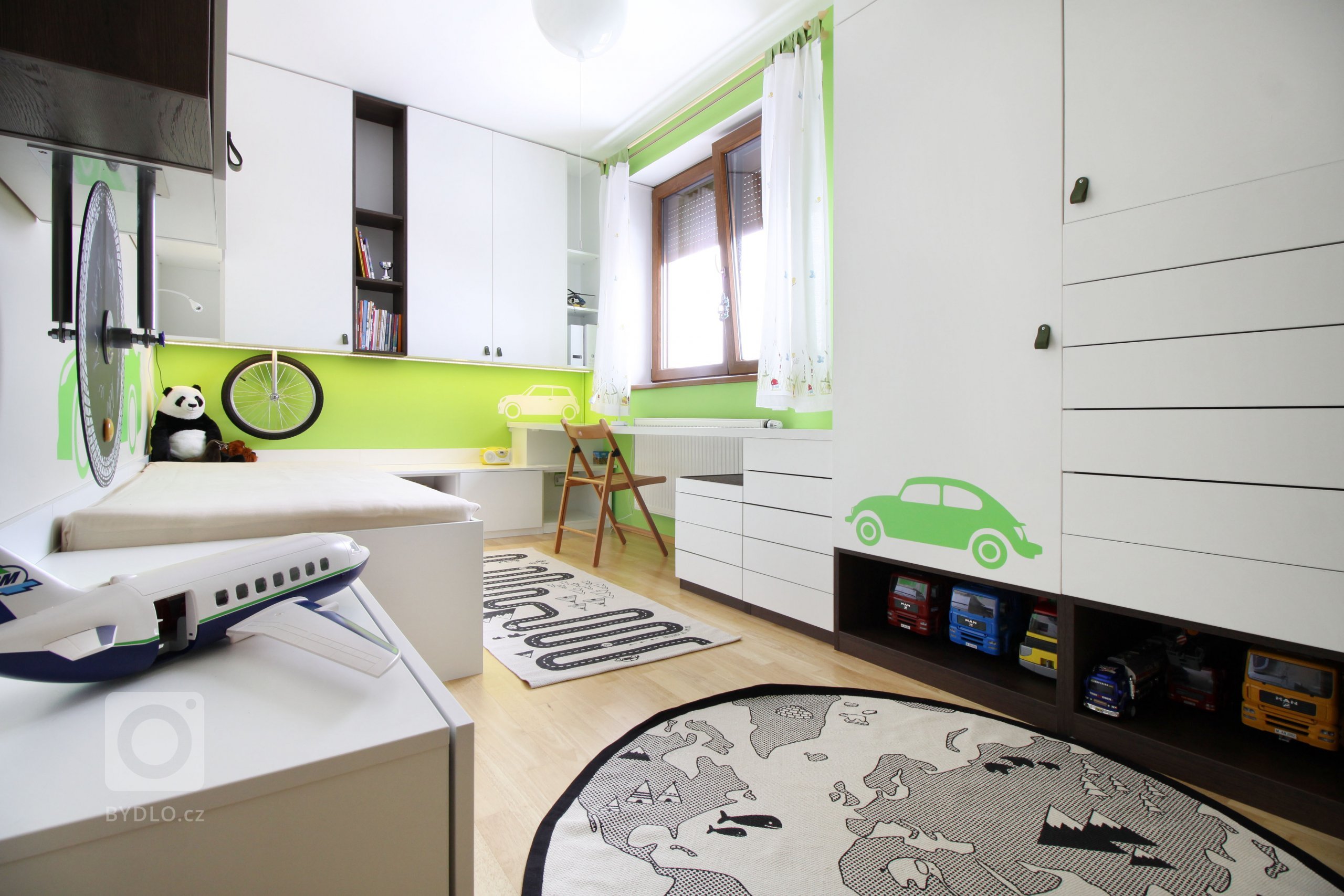 Pokojíček pro malého milovníka všeho, co jezdí. Velké království pro malého školáčka. Důraz kladem na úložné prostory. Barva na přání malého klienta :)
