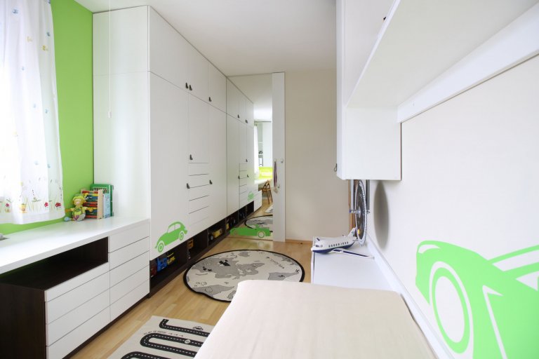 Pokojíček pro malého milovníka všeho, co jezdí. Velké království pro malého školáčka. Důraz kladem na úložné prostory. Barva na přání malého klienta :)
