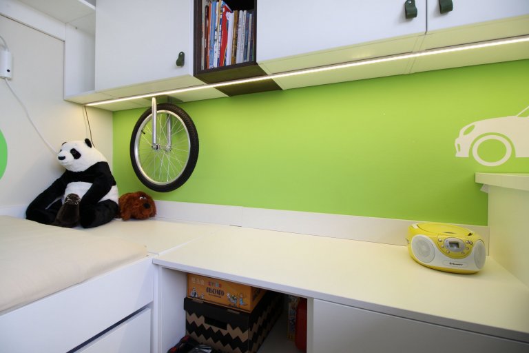 Pokojíček pro malého milovníka všeho, co jezdí. Velké království pro malého školáčka. Důraz kladem na úložné prostory. Barva na přání malého klienta :)
