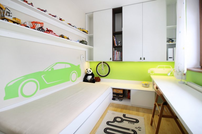 Pokojíček pro malého milovníka všeho, co jezdí. Velké království pro malého školáčka. Důraz kladem na úložné prostory. Barva na přání malého klienta :)
