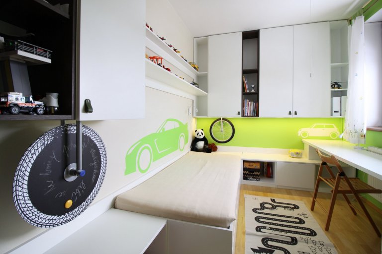 Pokojíček pro malého milovníka všeho, co jezdí. Velké království pro malého školáčka. Důraz kladem na úložné prostory. Barva na přání malého klienta :)
