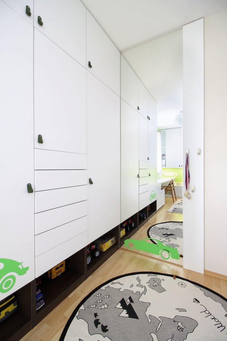 Pokojíček pro malého milovníka všeho, co jezdí. Velké království pro malého školáčka. Důraz kladem na úložné prostory. Barva na přání malého klienta :)
