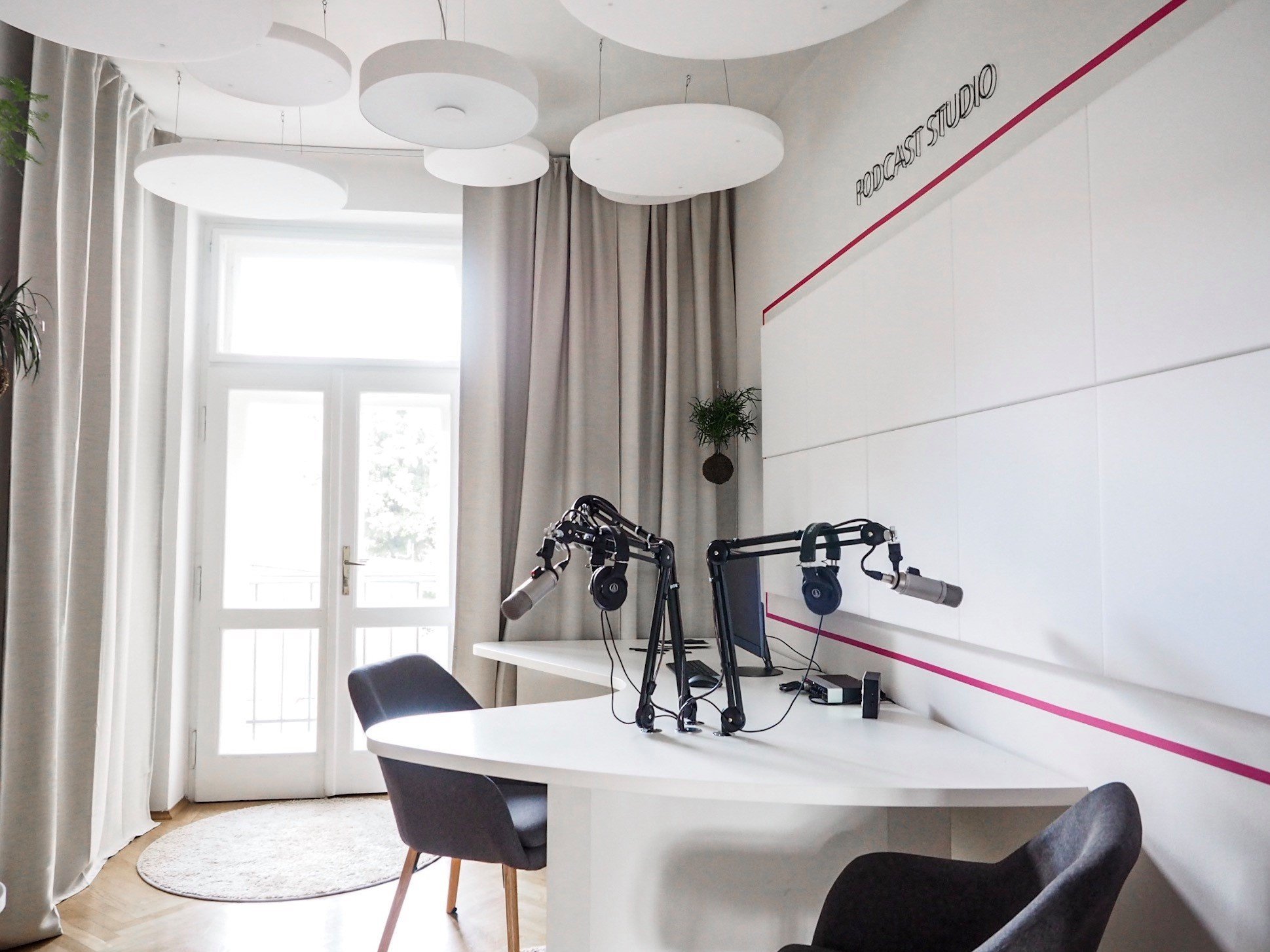 Návrhy a realizace podcast&nbsp;studia Elite Bloggers. Na malém prostoru jsme pracovali s&nbsp;akustickými prvky a navrhli také netradičně řešený tvar stolu,…