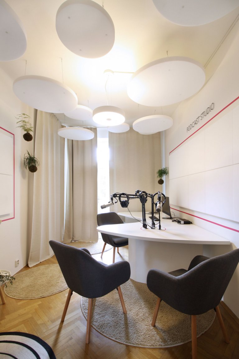 Návrhy a realizace podcast&nbsp;studia Elite Bloggers. Na malém prostoru jsme pracovali s&nbsp;akustickými prvky a navrhli také netradičně řešený tvar stolu,…