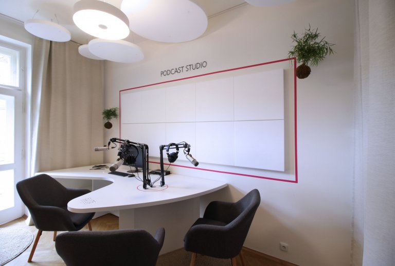 Návrhy a realizace podcast&nbsp;studia Elite Bloggers. Na malém prostoru jsme pracovali s&nbsp;akustickými prvky a navrhli také netradičně řešený tvar stolu,…