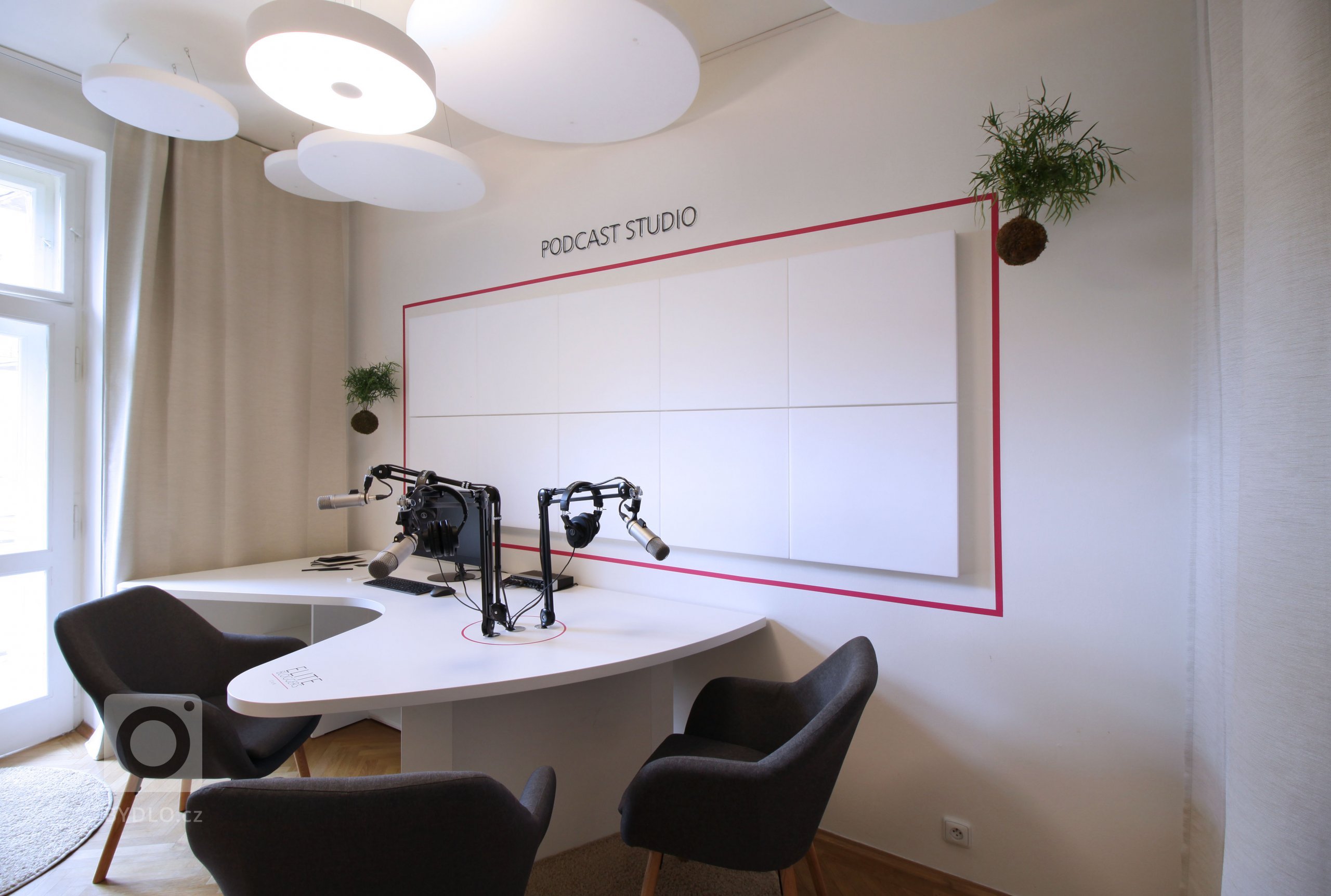 Návrhy a realizace podcast&nbsp;studia Elite Bloggers. Na malém prostoru jsme pracovali s&nbsp;akustickými prvky a navrhli také netradičně řešený tvar stolu,…