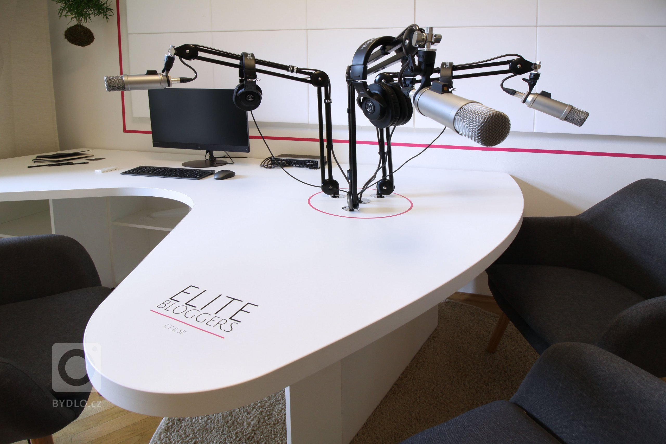 Návrhy a realizace podcast&nbsp;studia Elite Bloggers. Na malém prostoru jsme pracovali s&nbsp;akustickými prvky a navrhli také netradičně řešený tvar stolu,…