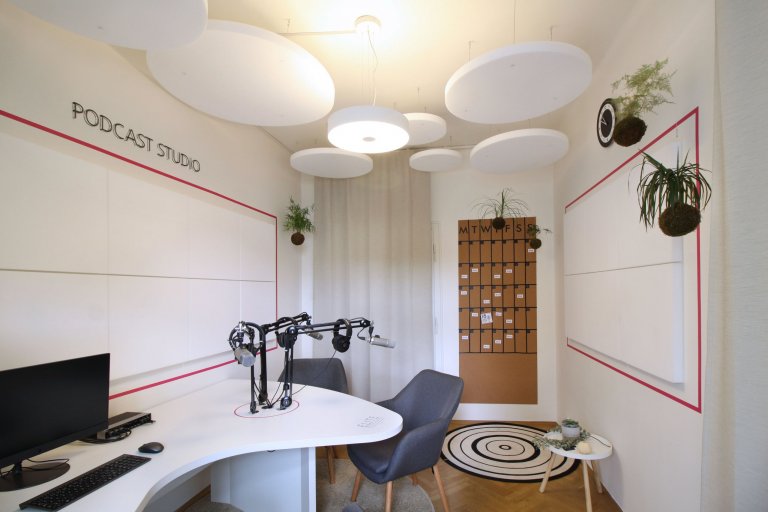 Návrhy a realizace podcast&nbsp;studia Elite Bloggers. Na malém prostoru jsme pracovali s&nbsp;akustickými prvky a navrhli také netradičně řešený tvar stolu,…