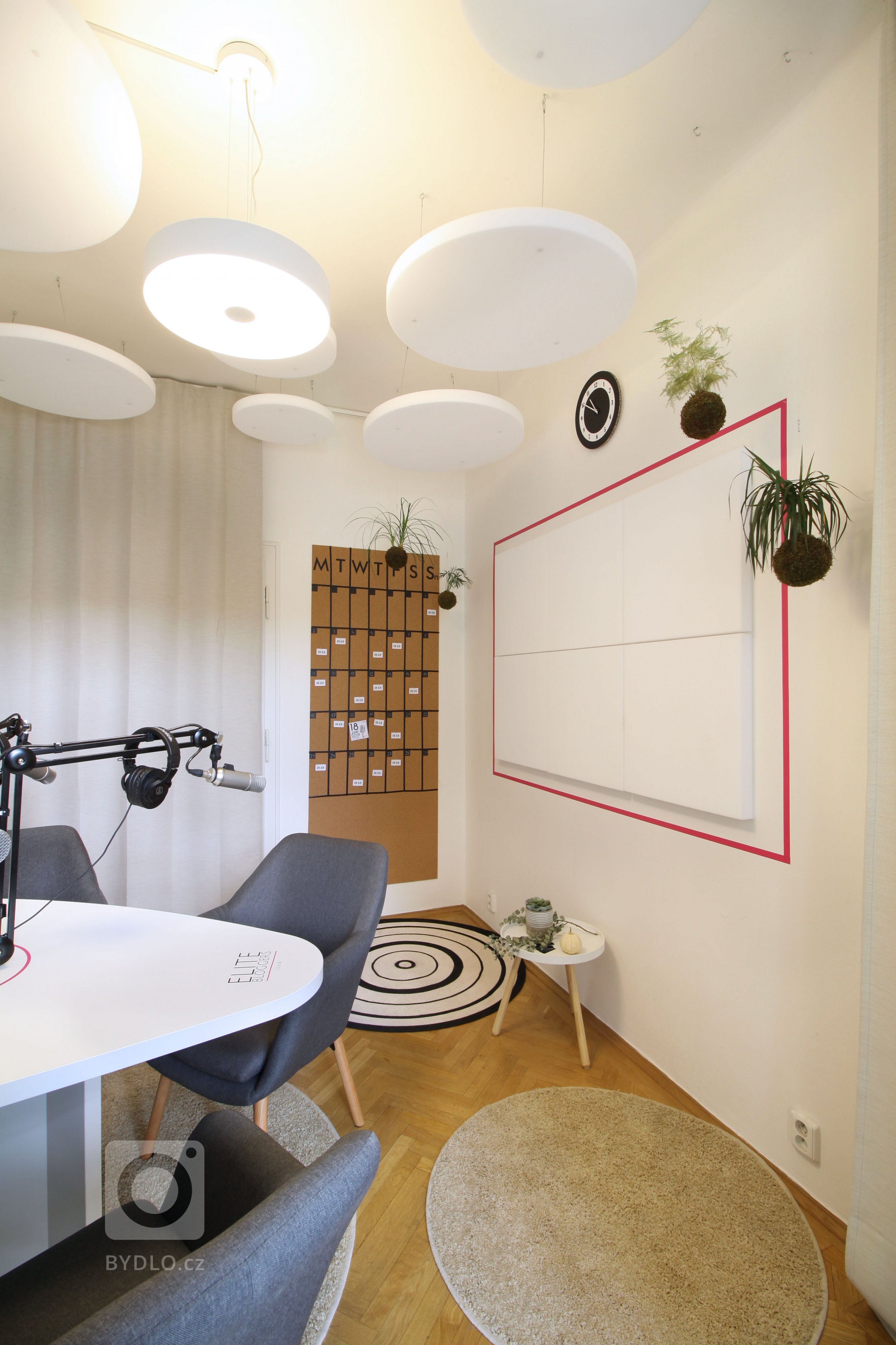 Návrhy a realizace podcast&nbsp;studia Elite Bloggers. Na malém prostoru jsme pracovali s&nbsp;akustickými prvky a navrhli také netradičně řešený tvar stolu,…