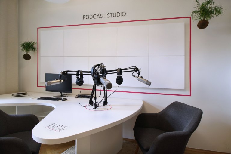Návrhy a realizace podcast&nbsp;studia Elite Bloggers. Na malém prostoru jsme pracovali s&nbsp;akustickými prvky a navrhli také netradičně řešený tvar stolu,…