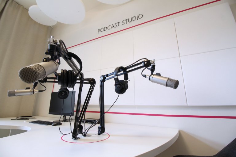 Návrhy a realizace podcast&nbsp;studia Elite Bloggers. Na malém prostoru jsme pracovali s&nbsp;akustickými prvky a navrhli také netradičně řešený tvar stolu,…