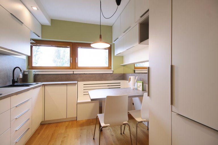 Velmi malý prostor a velký požadavek na úložný i pracovní prostor. Díky lavici před radiátorem se nám povedlo vtěsnat do kuchyně i pohodlné sezení pro 4 lidi.…