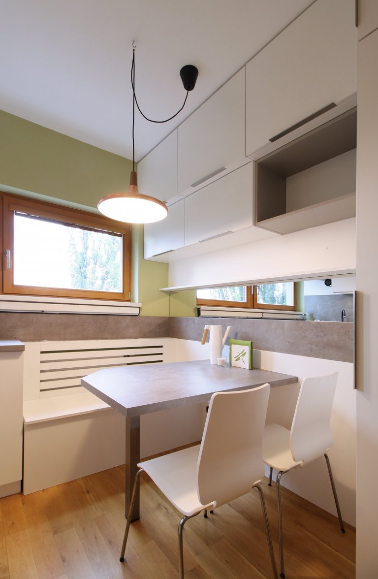 Velmi malý prostor a velký požadavek na úložný i pracovní prostor. Díky lavici před radiátorem se nám povedlo vtěsnat do kuchyně i pohodlné sezení pro 4 lidi.…