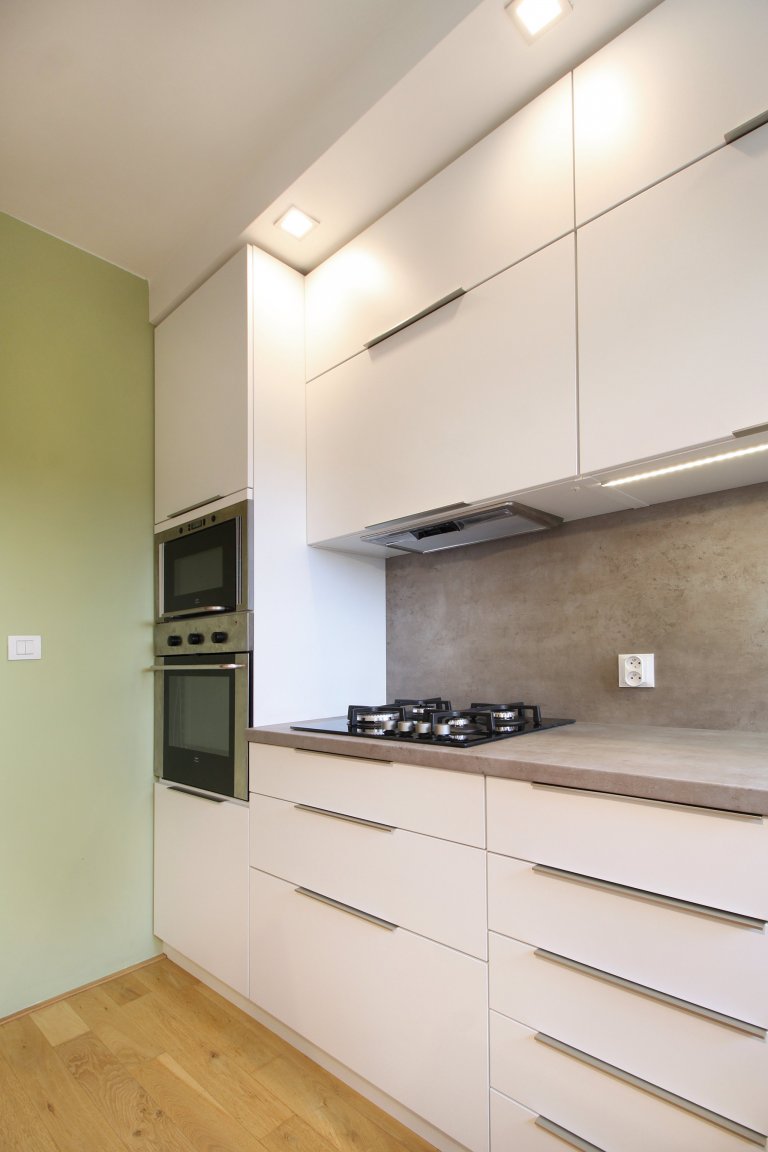 Velmi malý prostor a velký požadavek na úložný i pracovní prostor. Díky lavici před radiátorem se nám povedlo vtěsnat do kuchyně i pohodlné sezení pro 4 lidi.…