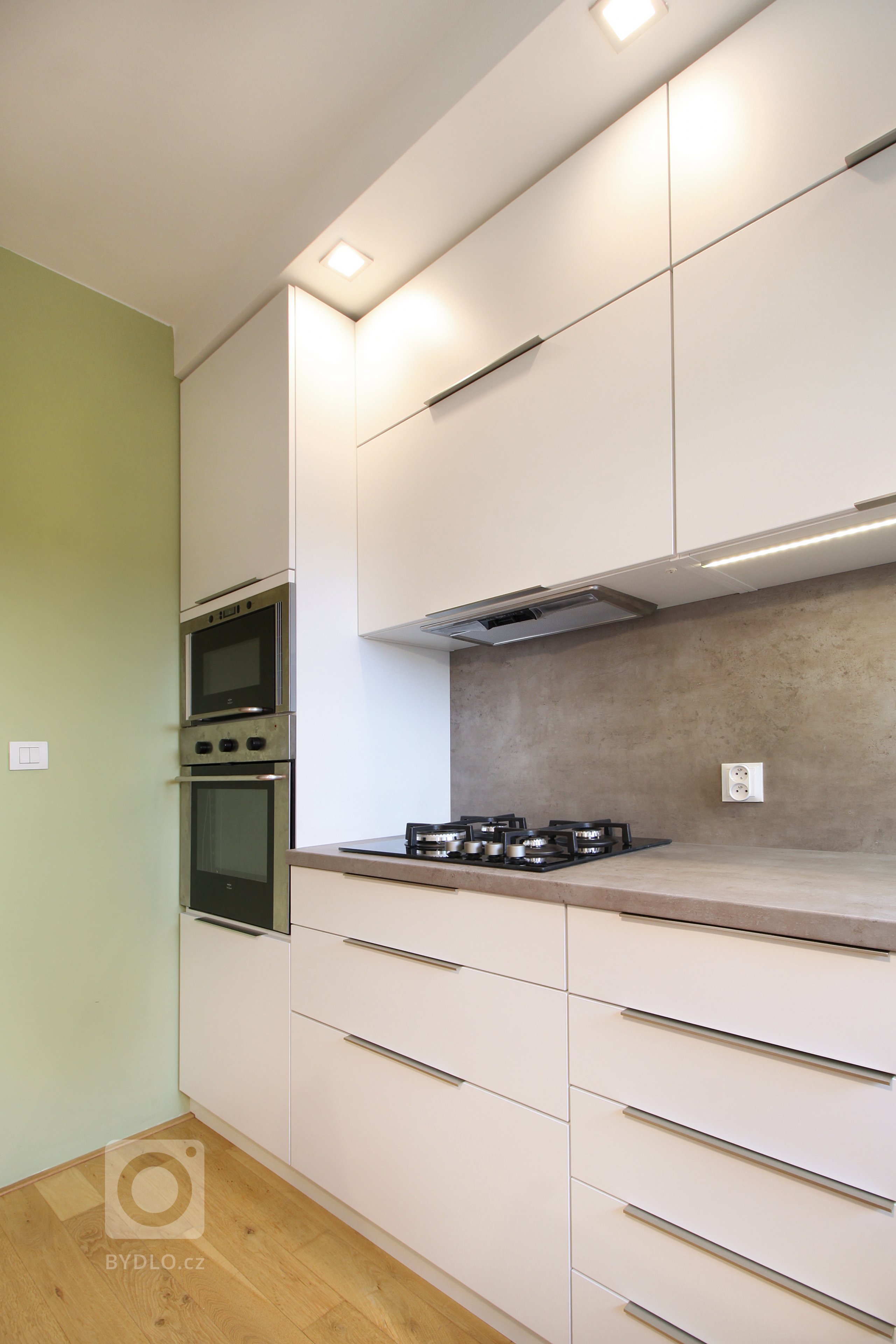 Velmi malý prostor a velký požadavek na úložný i pracovní prostor. Díky lavici před radiátorem se nám povedlo vtěsnat do kuchyně i pohodlné sezení pro 4 lidi.…