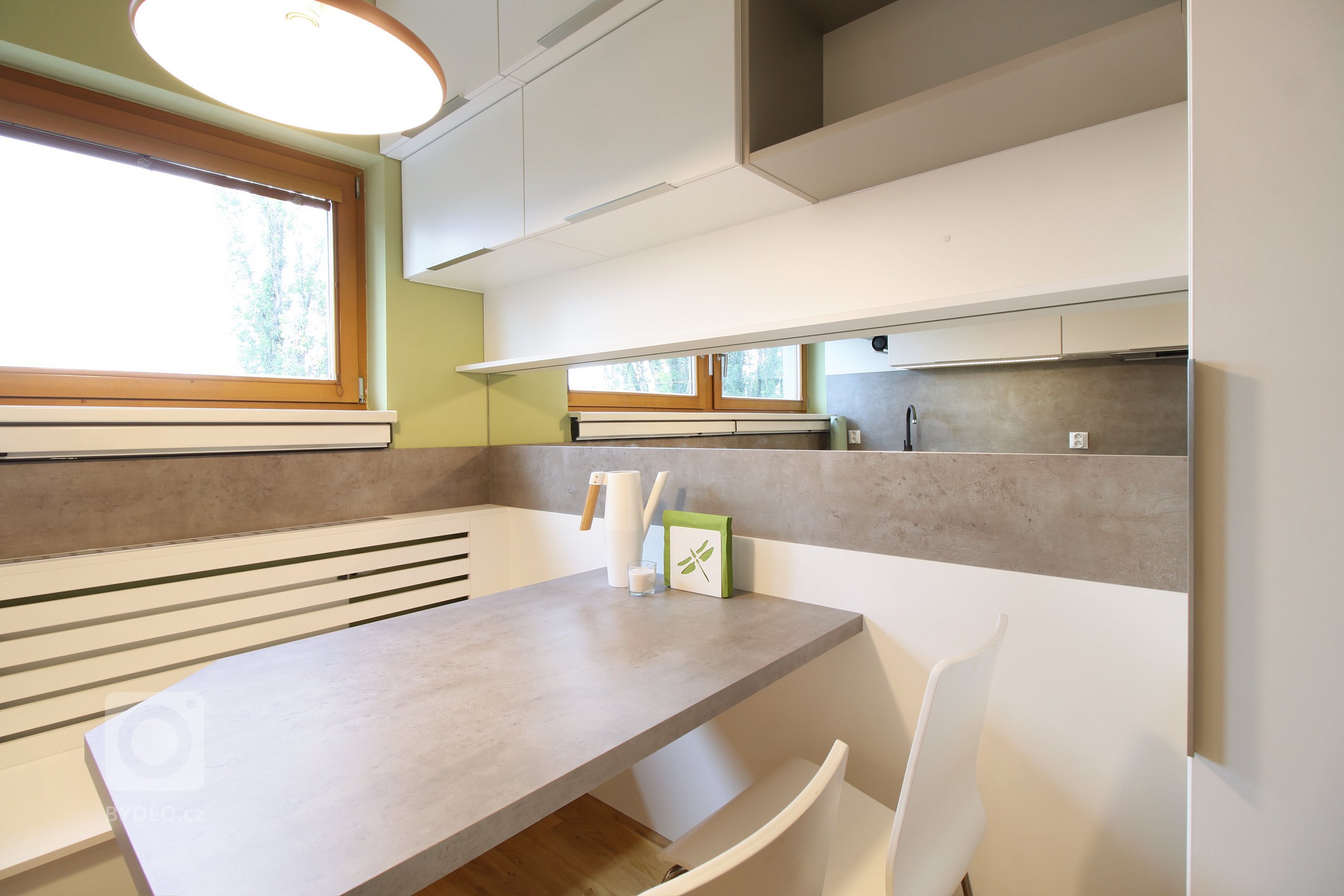 Velmi malý prostor a velký požadavek na úložný i pracovní prostor. Díky lavici před radiátorem se nám povedlo vtěsnat do kuchyně i pohodlné sezení pro 4 lidi.…