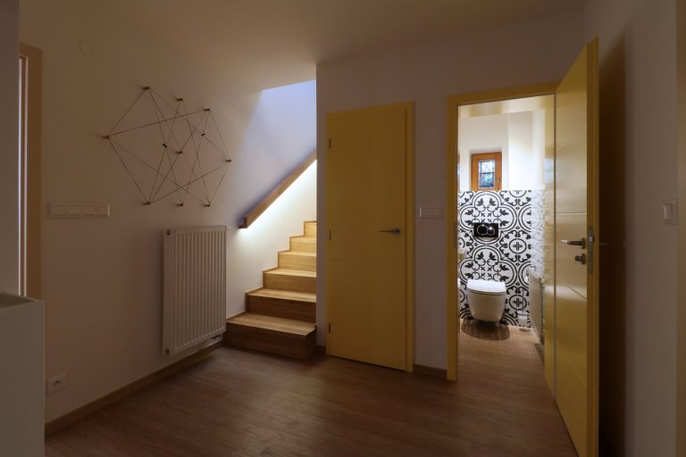 Design a realizace interiéru domu, kde vás vítá slunce. Lépe řečeno žluté dveře :) Interiér byl šitý na míru klientce s důrazem na použití kvalitních materiálů…