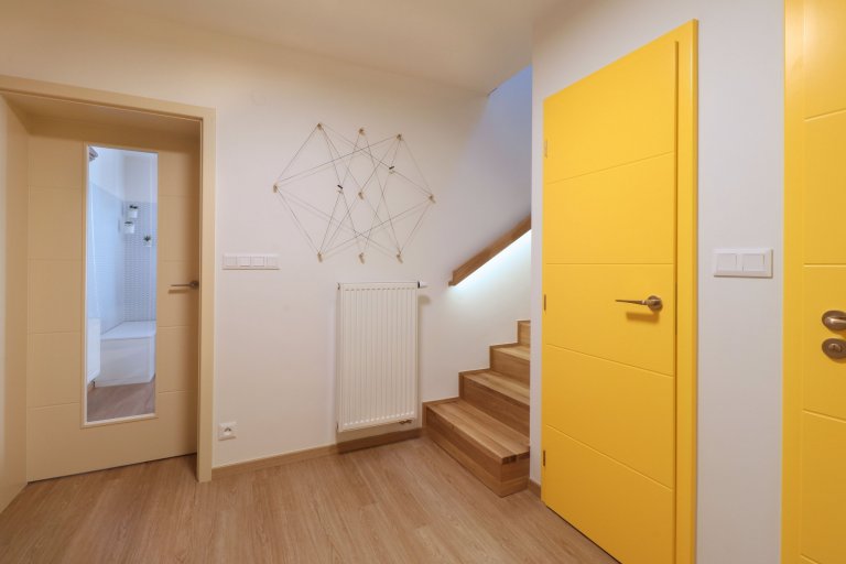 Design a realizace interiéru domu, kde vás vítá slunce. Lépe řečeno žluté dveře :) Interiér byl šitý na míru klientce s důrazem na použití kvalitních materiálů…