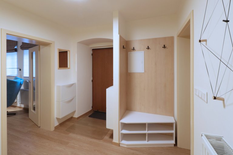 Design a realizace interiéru domu, kde vás vítá slunce. Lépe řečeno žluté dveře :) Interiér byl šitý na míru klientce s důrazem na použití kvalitních materiálů…