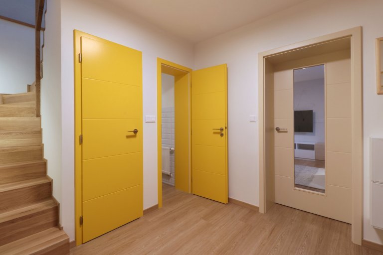 Design a realizace interiéru domu, kde vás vítá slunce. Lépe řečeno žluté dveře :) Interiér byl šitý na míru klientce s důrazem na použití kvalitních materiálů…