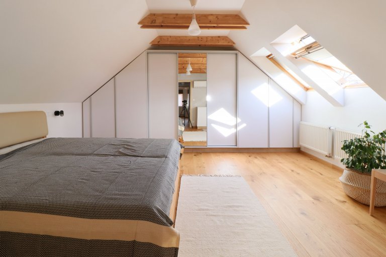 Design a realizace interiéru domu, kde vás vítá slunce. Lépe řečeno žluté dveře :) Interiér byl šitý na míru klientce s důrazem na použití kvalitních materiálů…