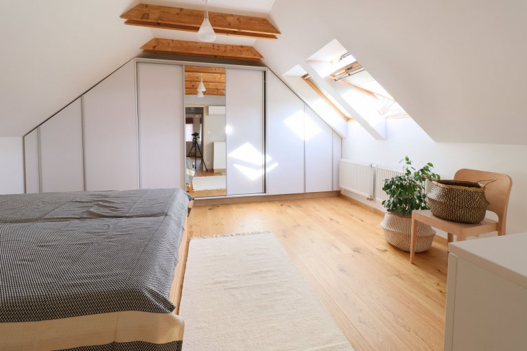 Design a realizace interiéru domu, kde vás vítá slunce. Lépe řečeno žluté dveře :) Interiér byl šitý na míru klientce s důrazem na použití kvalitních materiálů…