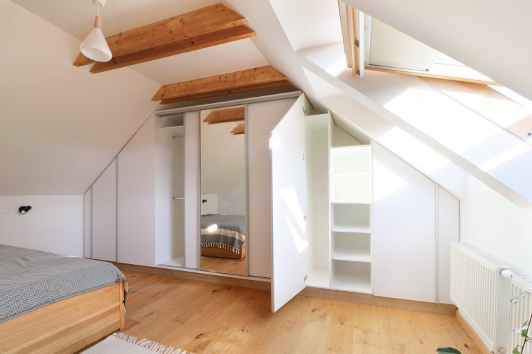 Design a realizace interiéru domu, kde vás vítá slunce. Lépe řečeno žluté dveře :) Interiér byl šitý na míru klientce s důrazem na použití kvalitních materiálů…