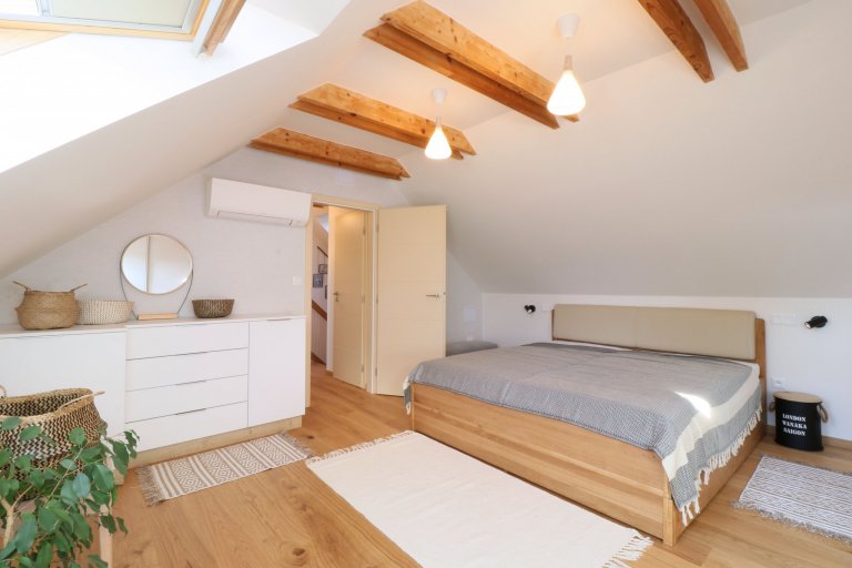 Design a realizace interiéru domu, kde vás vítá slunce. Lépe řečeno žluté dveře :) Interiér byl šitý na míru klientce s důrazem na použití kvalitních materiálů…