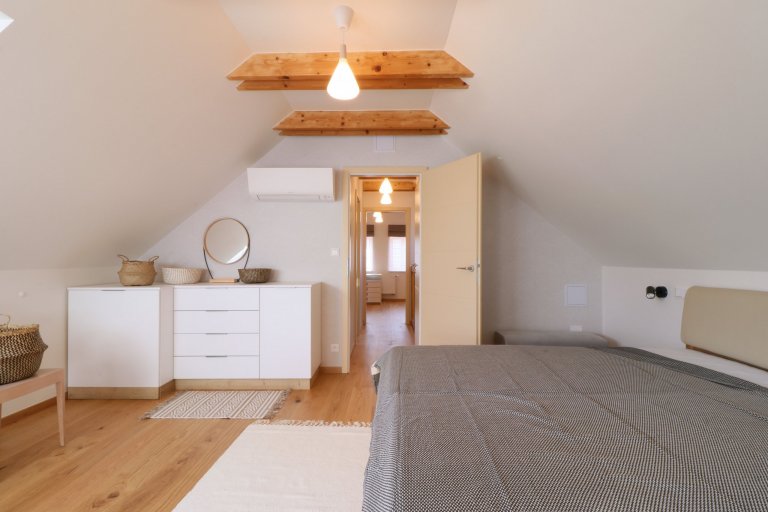 Design a realizace interiéru domu, kde vás vítá slunce. Lépe řečeno žluté dveře :) Interiér byl šitý na míru klientce s důrazem na použití kvalitních materiálů…