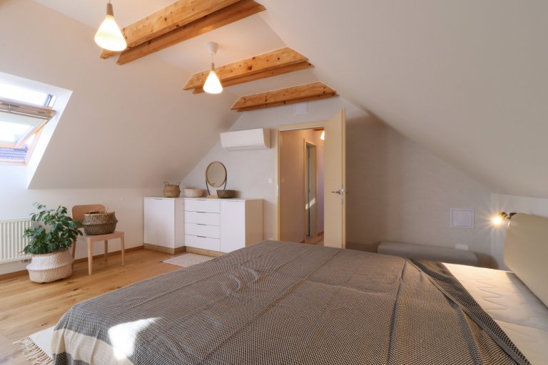 Design a realizace interiéru domu, kde vás vítá slunce. Lépe řečeno žluté dveře :) Interiér byl šitý na míru klientce s důrazem na použití kvalitních materiálů…