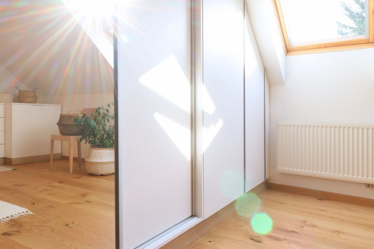 Design a realizace interiéru domu, kde vás vítá slunce. Lépe řečeno žluté dveře :) Interiér byl šitý na míru klientce s důrazem na použití kvalitních materiálů…