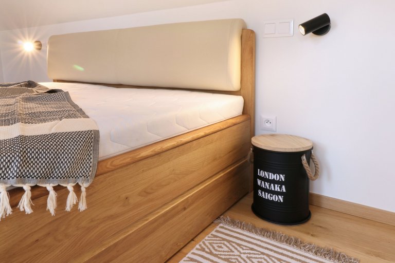 Design a realizace interiéru domu, kde vás vítá slunce. Lépe řečeno žluté dveře :) Interiér byl šitý na míru klientce s důrazem na použití kvalitních materiálů…