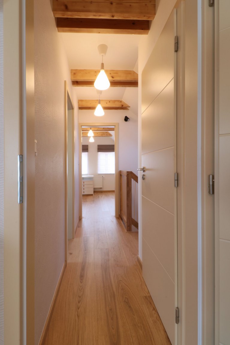 Design a realizace interiéru domu, kde vás vítá slunce. Lépe řečeno žluté dveře :) Interiér byl šitý na míru klientce s důrazem na použití kvalitních materiálů…