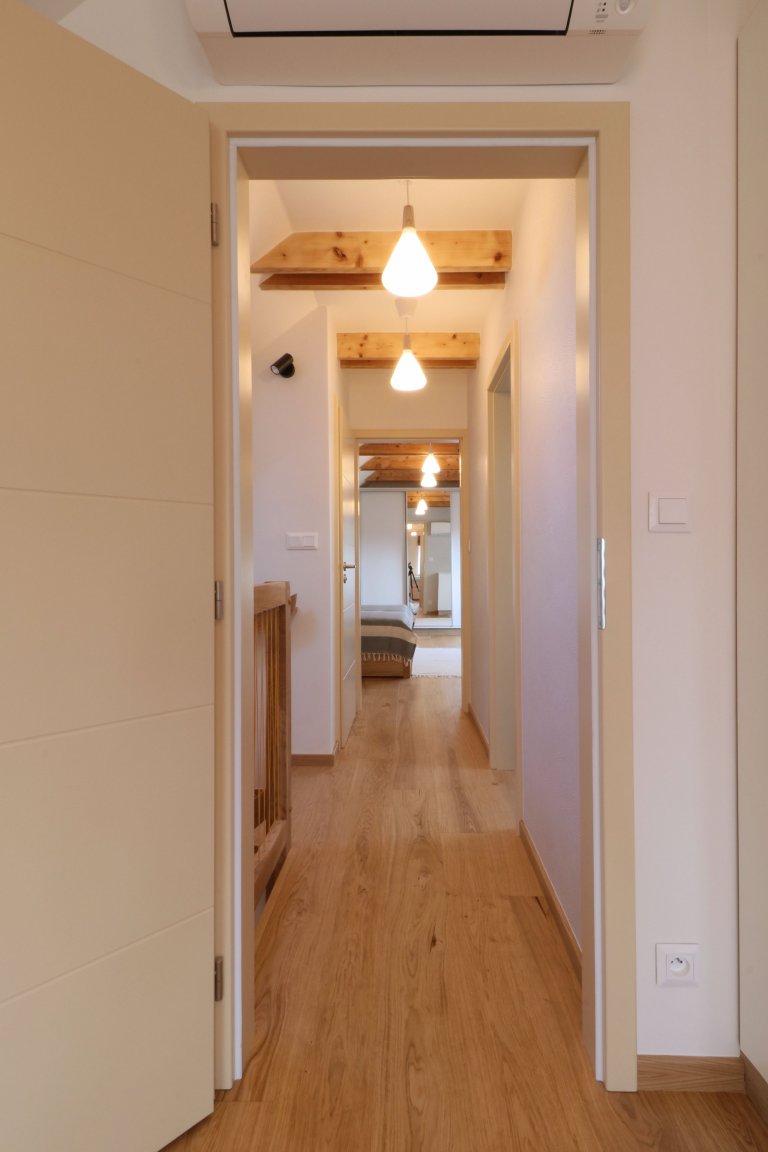 Design a realizace interiéru domu, kde vás vítá slunce. Lépe řečeno žluté dveře :) Interiér byl šitý na míru klientce s důrazem na použití kvalitních materiálů…