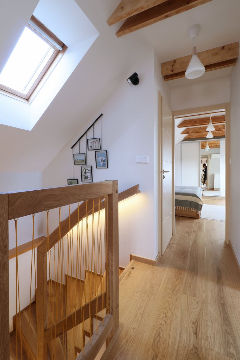 Design a realizace interiéru domu, kde vás vítá slunce. Lépe řečeno žluté dveře :) Interiér byl šitý na míru klientce s důrazem na použití kvalitních materiálů…