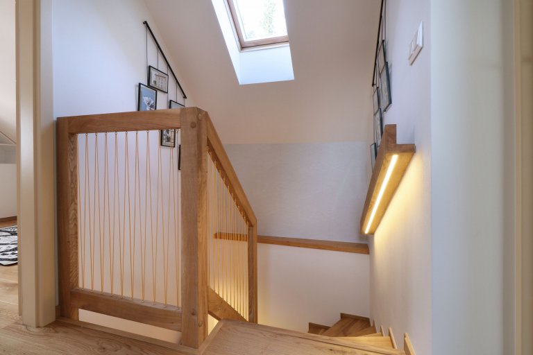 Design a realizace interiéru domu, kde vás vítá slunce. Lépe řečeno žluté dveře :) Interiér byl šitý na míru klientce s důrazem na použití kvalitních materiálů…