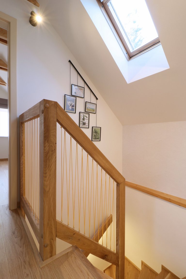 Design a realizace interiéru domu, kde vás vítá slunce. Lépe řečeno žluté dveře :) Interiér byl šitý na míru klientce s důrazem na použití kvalitních materiálů…