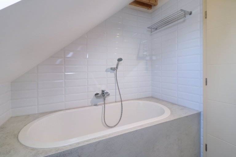 Design a realizace interiéru domu, kde vás vítá slunce. Lépe řečeno žluté dveře :) Interiér byl šitý na míru klientce s důrazem na použití kvalitních materiálů…