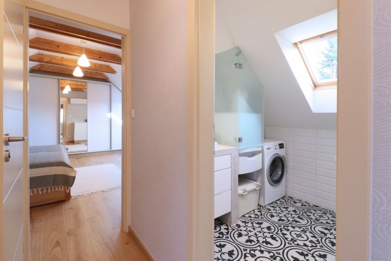 Design a realizace interiéru domu, kde vás vítá slunce. Lépe řečeno žluté dveře :) Interiér byl šitý na míru klientce s důrazem na použití kvalitních materiálů…