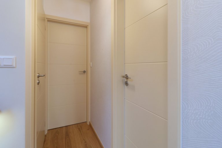 Design a realizace interiéru domu, kde vás vítá slunce. Lépe řečeno žluté dveře :) Interiér byl šitý na míru klientce s důrazem na použití kvalitních materiálů…