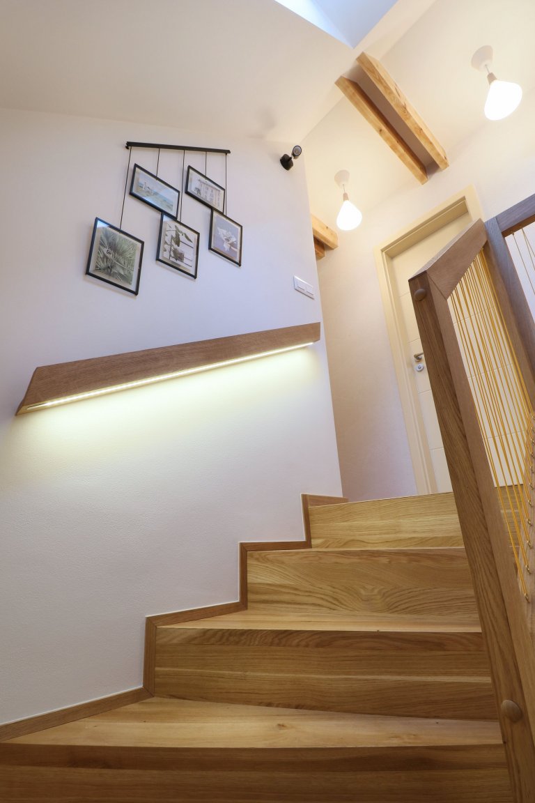 Design a realizace interiéru domu, kde vás vítá slunce. Lépe řečeno žluté dveře :) Interiér byl šitý na míru klientce s důrazem na použití kvalitních materiálů…