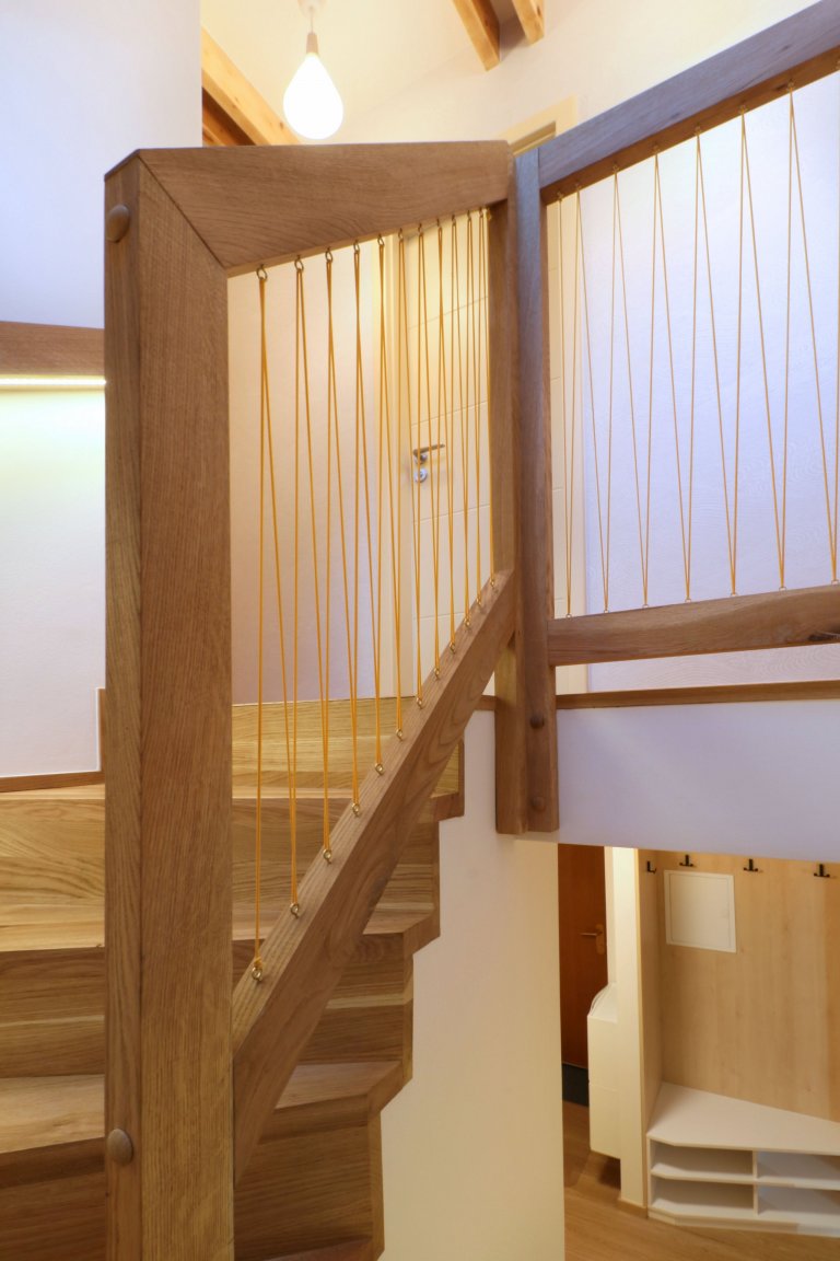 Design a realizace interiéru domu, kde vás vítá slunce. Lépe řečeno žluté dveře :) Interiér byl šitý na míru klientce s důrazem na použití kvalitních materiálů…