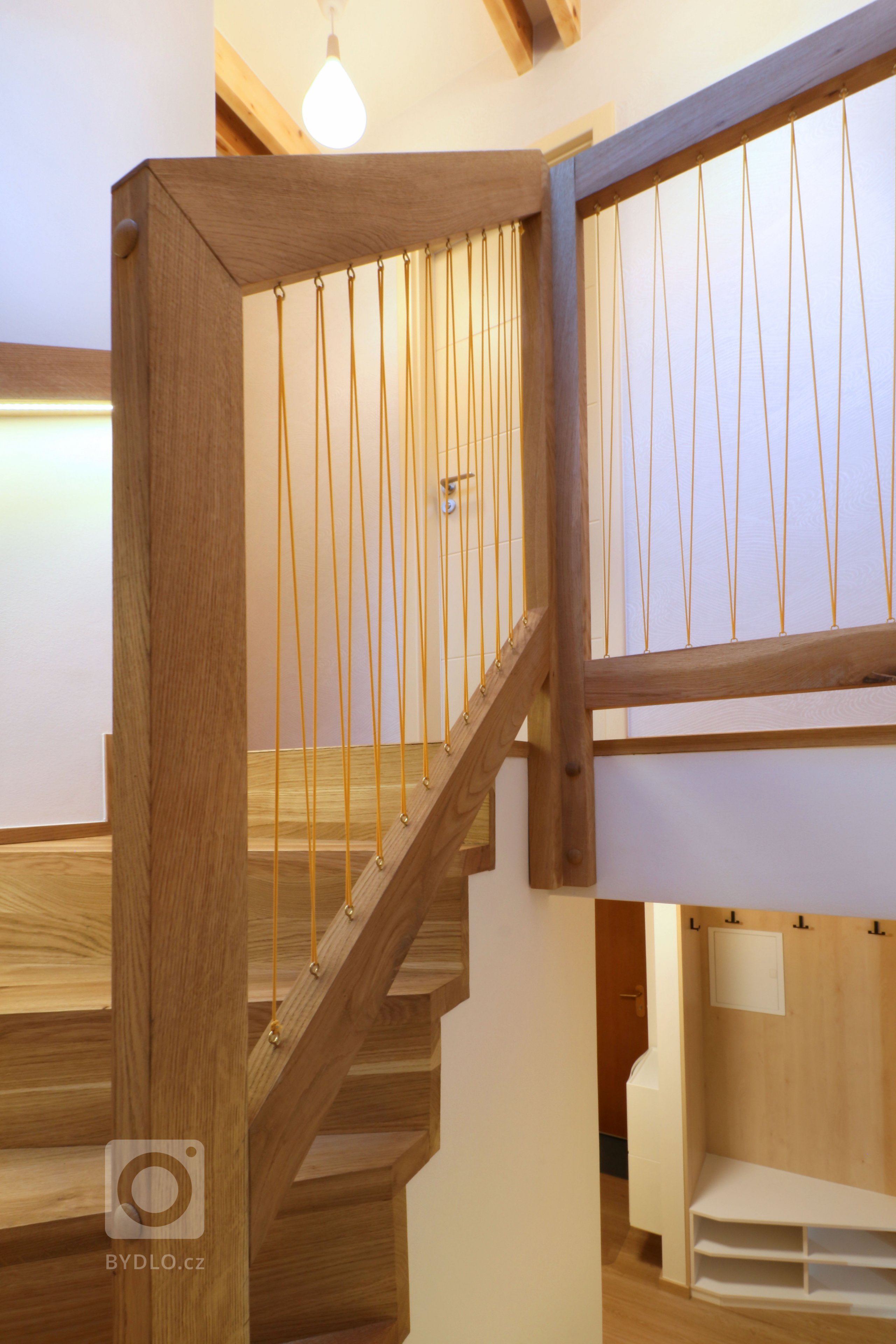 Design a realizace interiéru domu, kde vás vítá slunce. Lépe řečeno žluté dveře :) Interiér byl šitý na míru klientce s důrazem na použití kvalitních materiálů…