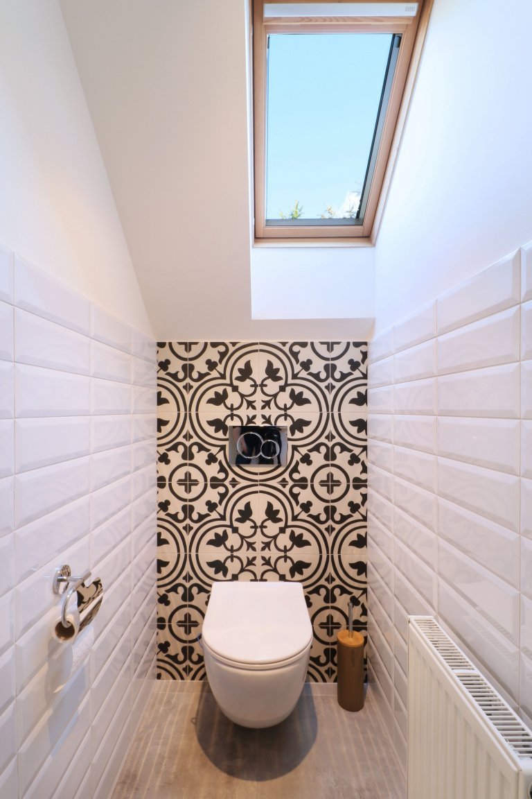 Design a realizace interiéru domu, kde vás vítá slunce. Lépe řečeno žluté dveře :) Interiér byl šitý na míru klientce s důrazem na použití kvalitních materiálů…