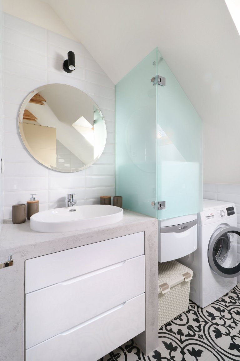 Design a realizace interiéru domu, kde vás vítá slunce. Lépe řečeno žluté dveře :) Interiér byl šitý na míru klientce s důrazem na použití kvalitních materiálů…