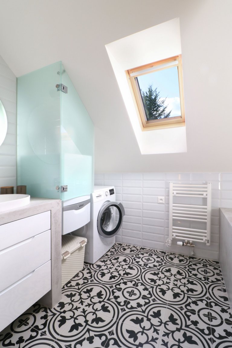 Design a realizace interiéru domu, kde vás vítá slunce. Lépe řečeno žluté dveře :) Interiér byl šitý na míru klientce s důrazem na použití kvalitních materiálů…