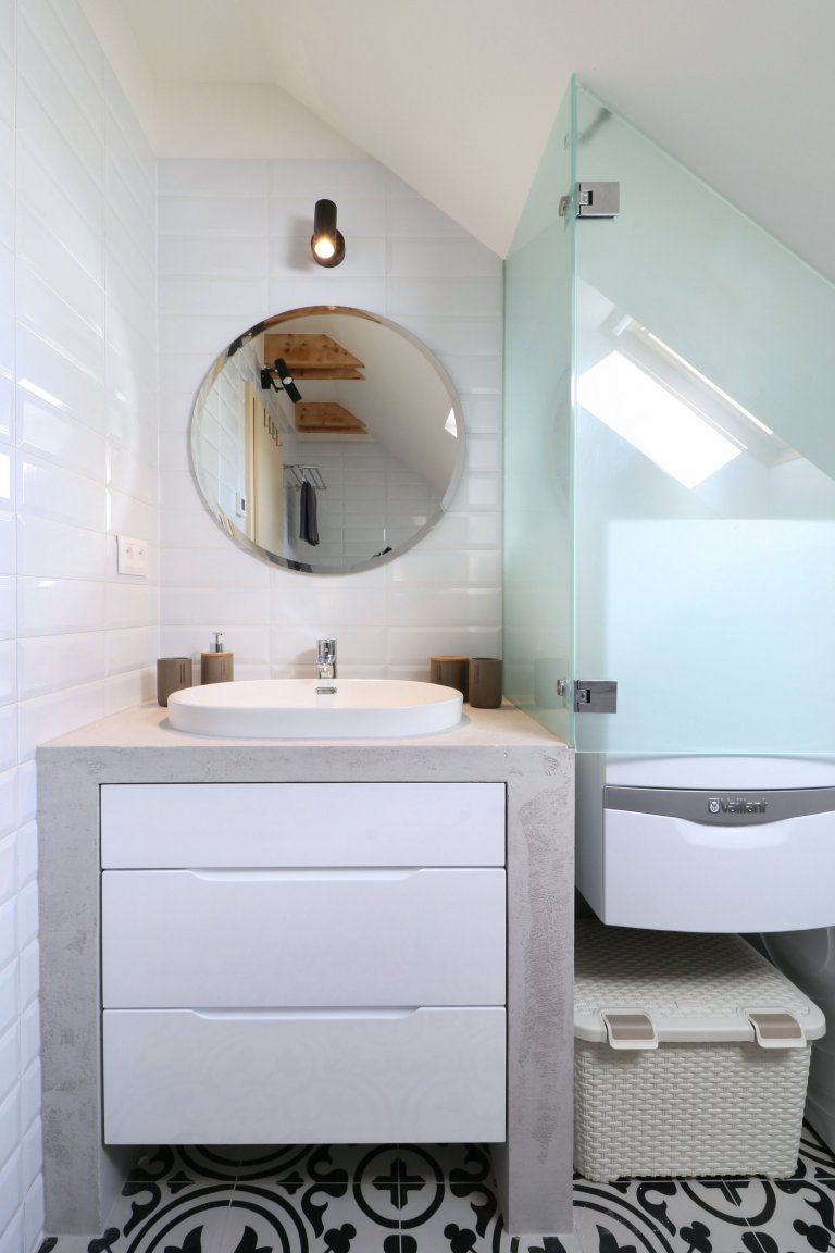 Design a realizace interiéru domu, kde vás vítá slunce. Lépe řečeno žluté dveře :) Interiér byl šitý na míru klientce s důrazem na použití kvalitních materiálů…