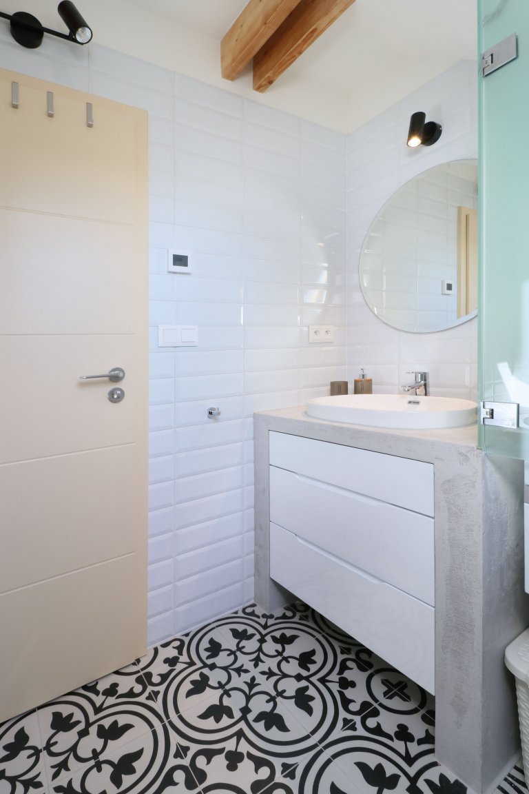 Design a realizace interiéru domu, kde vás vítá slunce. Lépe řečeno žluté dveře :) Interiér byl šitý na míru klientce s důrazem na použití kvalitních materiálů…